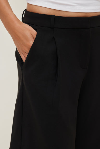 Mid Rise Bermuda Shorts Black - Dynamite